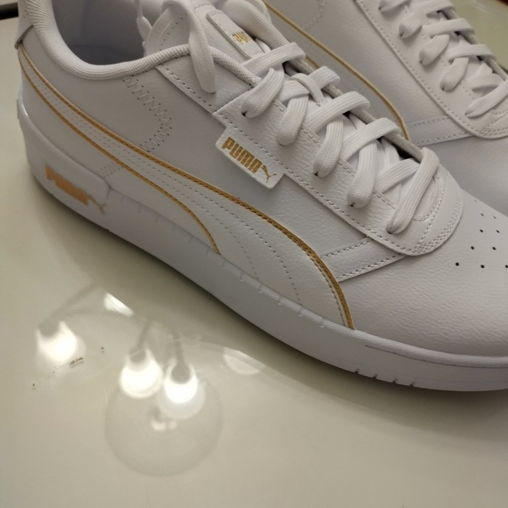 MENS BRAND NEW WHITE PUMA SNEAKERS W/BOX SIZE 13. METALLIC GOLD TRIM